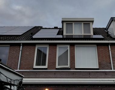 Plaatsing van zonnepanelen op woning in Bodegraven.