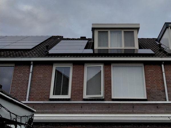 Plaatsing van zonnepanelen op woning in Bodegraven.